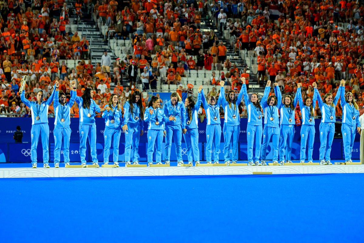 ArgFieldHockey's tweet photo. UN PODIO MAS 😍 

GRACIAS LEONAS 🇦🇷 https://t.co/NHCCrYRYa4
