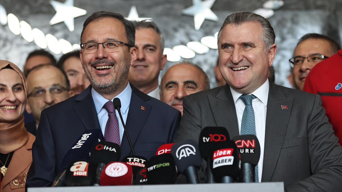 80 milyonluk ülkeyiz ama toplamda Özbekistanın aldığı altın madalya sayısı kadar madalya alamadık… Nerede her olimpiyat çakılı şekilde bizi bekleyen güreş ve halter madalyalarımız? Para etmiyor mu artık 7 kuşaktır yaptığımız sporlar! Mahvetmediğiniz bir bu kalmıştı #Paris2024