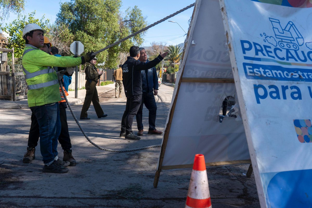 #Lampa | El delegado presidencial <a href="/Duranbaronti/">Gonzalo Durán</a> y el alcalde @jonopazo visitaron el sector de Batuco para dar cuenta a los vecinos sobre la priorización de labores en las tareas de reposición del suministro eléctrico en los sectores de mayor afectación.
