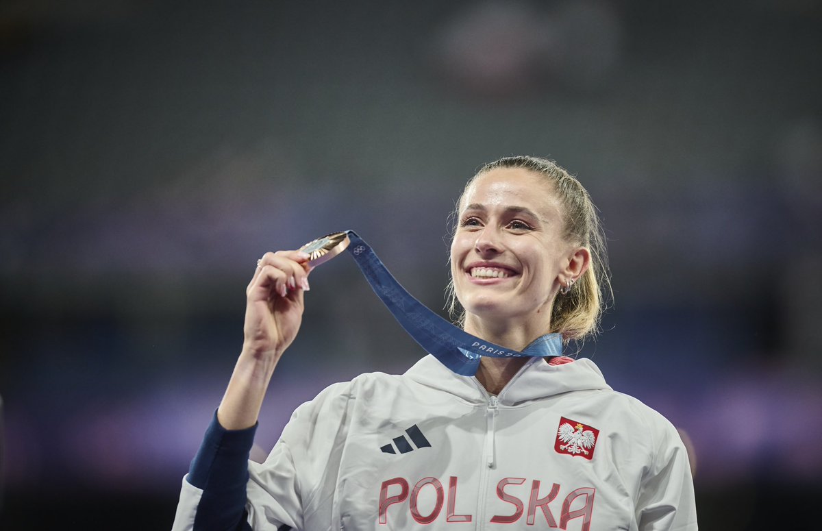 TeamORLEN's tweet photo. Natalia Kaczmarek już z medalem❗️
Z brązowym medalem Igrzysk Olimpijskich #Paryż2024 🥹🔝 

To pierwszy olimpijski krążek w biegu na 400m od 48 lat❗️

Po raz kolejny historia tworzy się na naszych oczach 😍 BRAWO 👏 

#TeamPL https://t.co/SYhzeFwWtp