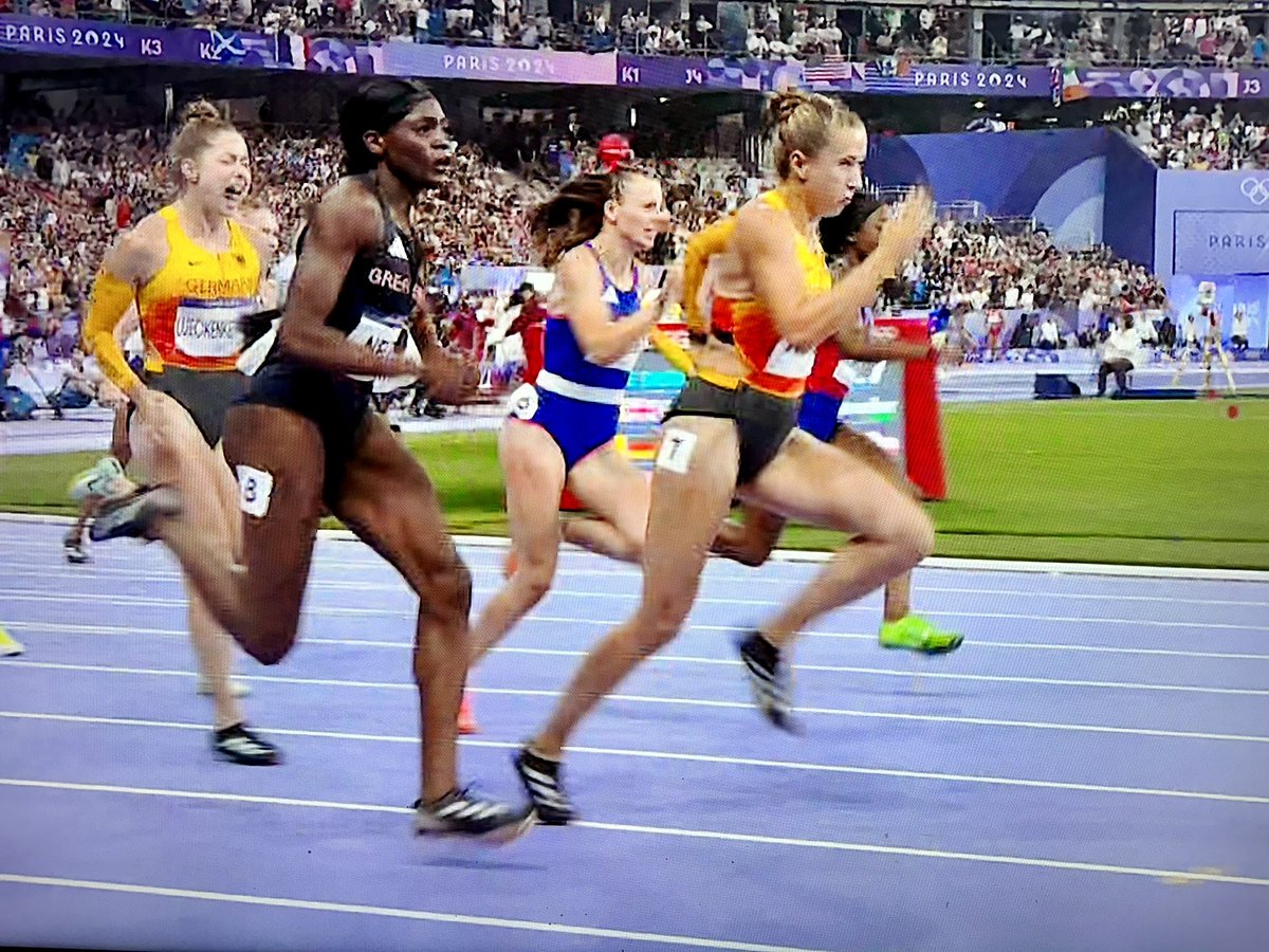 Beste <a href="/gregorysedoc/">gregory sedoc</a> en <a href="/JeroenStekel/">jeroen stekelenburg</a> waarom zijn de bronzen Duitse vrouwen bij de 4 x 100m estafette niet gediskwalificeerd? Slotloopster Haase liep zeer duidelijk 4 (!) passen met haar rechtervoet in de baan van de Britse dames! Hoe kan de jury dit gemist hebben!! 🏃‍♀️