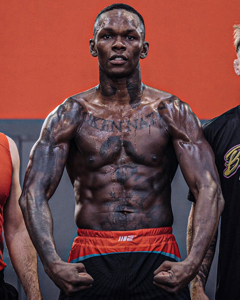 LaSueur_off's tweet photo. Le physique MONSTRUEUX d’Israel Adesanya à une semaine de son combat face à Dricus Du Plessis. 😳

AND NEW ? 🏆

📸 @stylebender | #UFC305