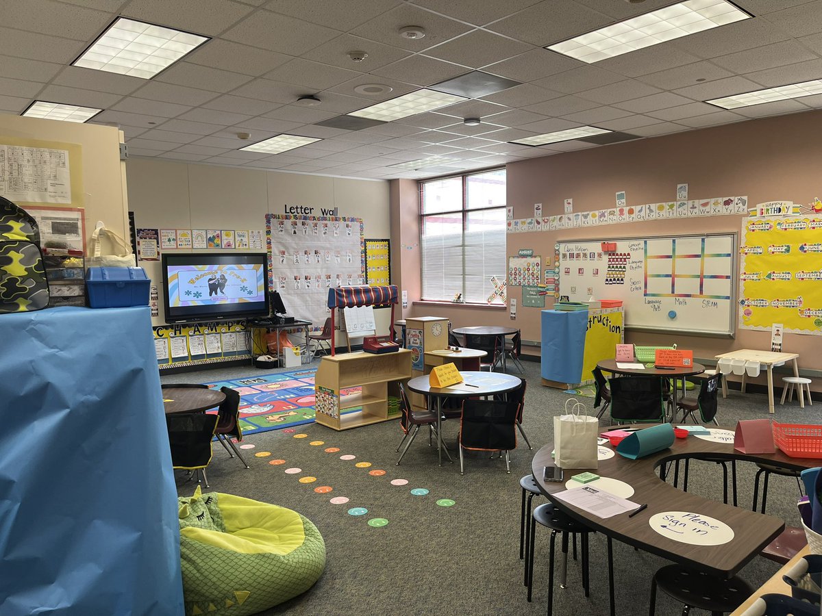 Cnwentz's tweet photo. It’s time! So pumped for meet the teacher! @Aliefsneed https://t.co/TaAblJudGR
