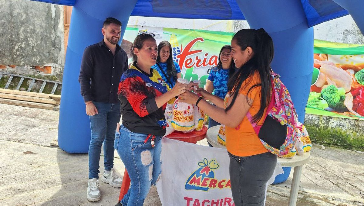MinAlimenVen (@minalimenven) on Twitter photo #Táchira | Más de 3.500 familias fueron beneficiadas con la Feria del Campo Soberano que la Misión Alimentación a través de <a href="/MercalOficial/">Mercal Oficial</a> llevó a cabo en la comunidad Barrancas parte baja del municipio Cardenas, donde se atendieron 9 #CLAP con 20,1 toneladas de proteína animal. #Táchira | Más de 3.500 familias fueron beneficiadas con la Feria del Campo Soberano que la Misión Alimentación a través de <a href="/MercalOficial/">Mercal Oficial</a> llevó a cabo en la comunidad Barrancas parte baja del municipio Cardenas, donde se atendieron 9 #CLAP con 20,1 toneladas de proteína animal.