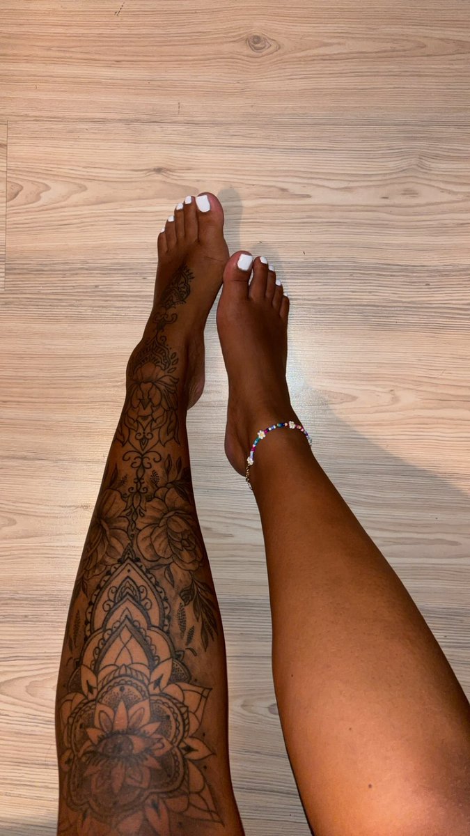 Jetzt unter meinen Füßen zu liegen und zu mir aufschauen während ich dich auslache und dir ins Gesicht spucke.
Du dich schön bedankst, mir das Geld abdrückst und ich dabei meine Füße tief in dein Maul stecke.😈