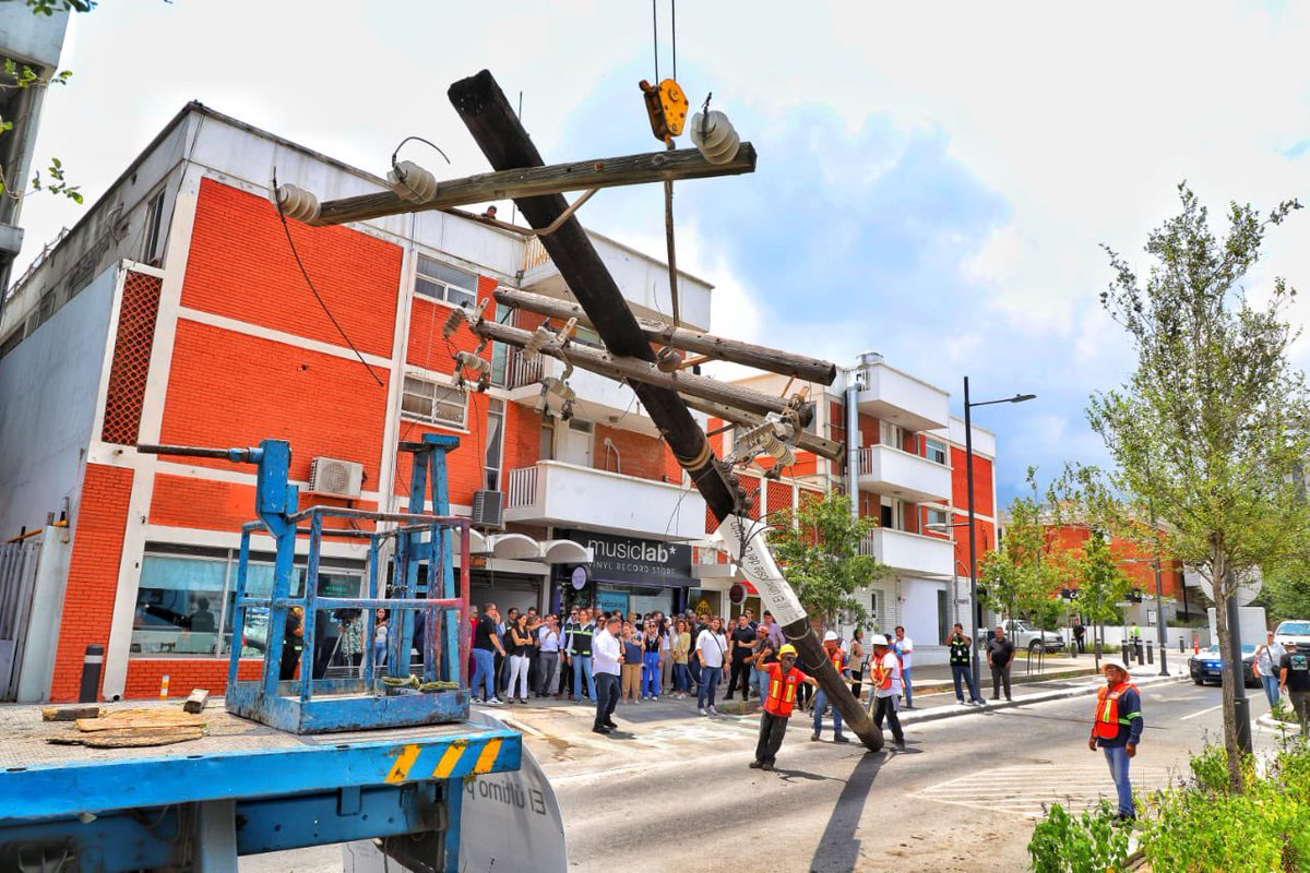 SanPedroNL's tweet photo. En el #centrito retiramos el último poste. Ahora disfrutamos de vistas limpias a las montañas y banquetas amplias para siempre. ¡Adiós a los cables y postes!

#DistritoCentroValle #spgg https://t.co/ftrAEycpTD