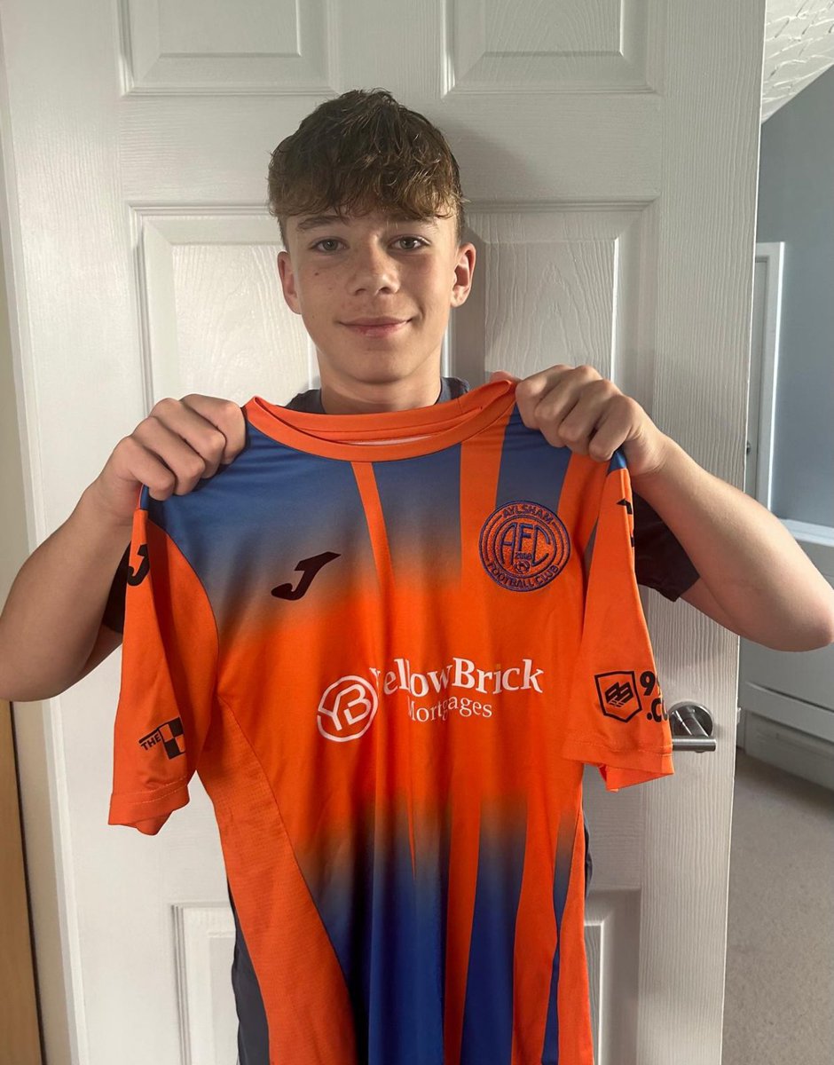 This is a massive for us!Benson joined last season and he took us up a level. I really believe we have the best CB at u13’s at our disposal. Benson has all attributes to back it up as well. Fast, strong and claim on the ball. A  top centre half with a vicious shot ✍️💪🏼🟠🔵