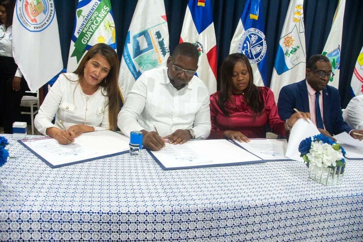 guayacanesrd's tweet photo. En la tarde de hoy, el alcalde Noel Cedeño, realizó la firma por el acuerdo de Intención entre las Alcaldías de la provincia, la Vicerrectoría de Investigación y Postgrado y la UASD San Pedro, para crear el impacto del agua potable, en todas las comunidades. https://t.co/XeqCHLab51