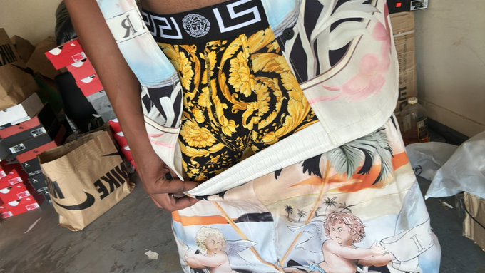 The Versace&rsquo;s $225 https://t.co/YdxsetDIsn<a href="/tag/talktomewhileiminit"class="tags"><span>#talktomewhileiminit</span></a>