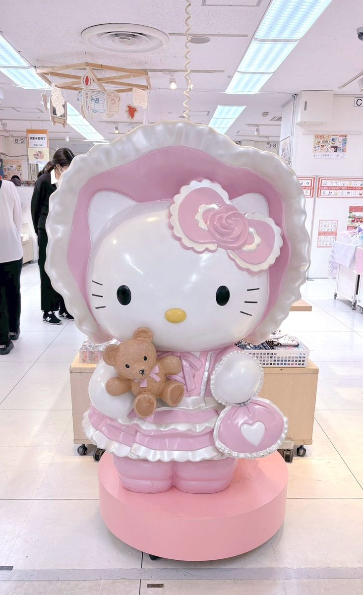 lapafaits's tweet image. the things i'd do to see this in person and take pics with her . . ❤︎