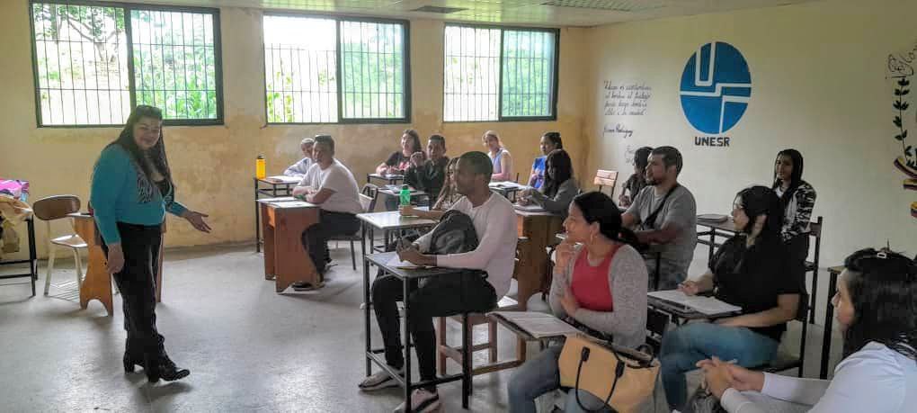 MPPEU_Ve (@mppeu_ve) on Twitter photo #SemanarioMPPEU Desde el estado Monagas, en la @Unesr de Maturín, los estudiantes ya iniciaron los Cursos Intensivos Universitarios.
#CIU2024
<a href="/NicolasMaduro/">Nicolás Maduro</a>
<a href="/delcyrodriguezv/">Delcy Rodríguez</a>
<a href="/sandraoblitasr/">Sandra Oblitas Ruzza</a> #SemanarioMPPEU Desde el estado Monagas, en la @Unesr de Maturín, los estudiantes ya iniciaron los Cursos Intensivos Universitarios.
#CIU2024
<a href="/NicolasMaduro/">Nicolás Maduro</a>
<a href="/delcyrodriguezv/">Delcy Rodríguez</a>
<a href="/sandraoblitasr/">Sandra Oblitas Ruzza</a>