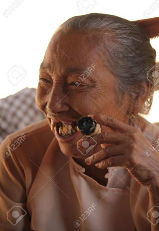 Vean la cara de la mamá de Sr Richar García, además que duele ir a la mariposa a actos extraños, tiene la boca como una caja de cigarrillos en una fiesta a las 4 de la  mañana, le  Quedan 6