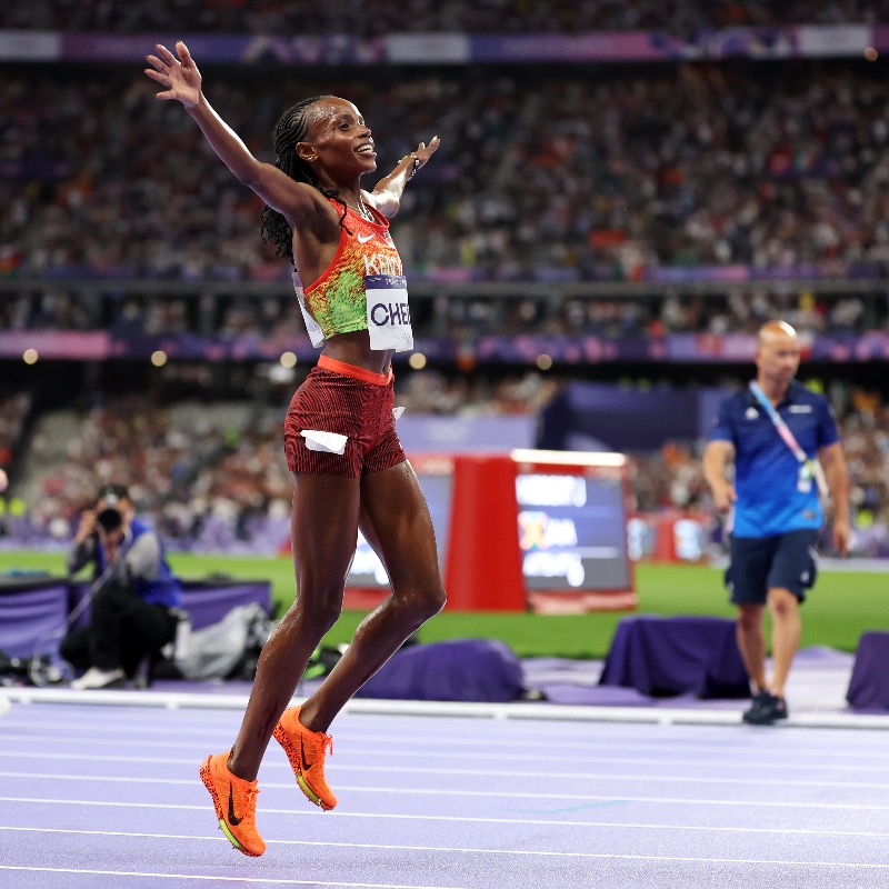 WorldAthletics's tweet photo. Beatrice Chebet added the 10,000m title to the 5000m gold she had gained four days earlier, running 30:43.25 to complete a distance double at @Paris2024 🙌

#Paris2024