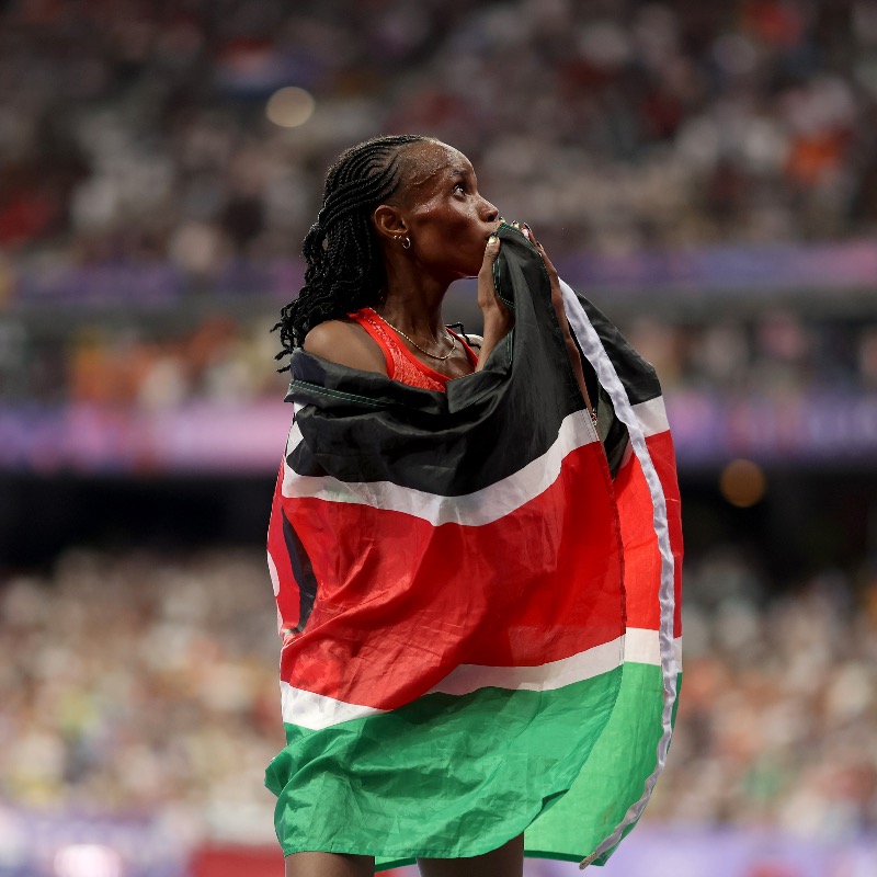 WorldAthletics's tweet photo. Beatrice Chebet added the 10,000m title to the 5000m gold she had gained four days earlier, running 30:43.25 to complete a distance double at @Paris2024 🙌

#Paris2024