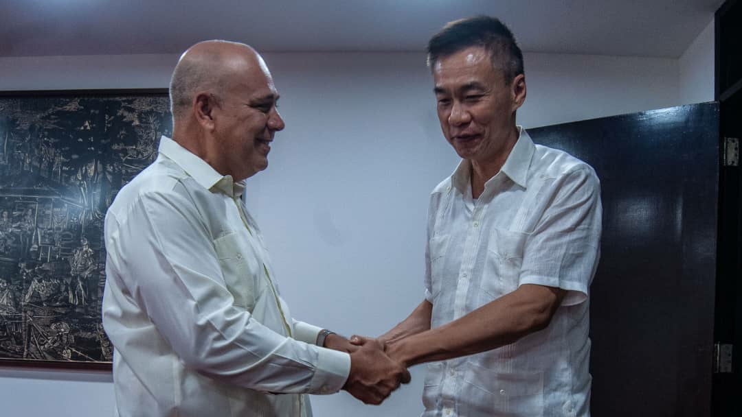 DrRobertoMOjeda's tweet photo. Sostuve cordial encuentro con el nuevo Embajador de la República Popular #China, Hua Xin.  Intercambiamos sobre el excelente estado de los vínculos entre ambos Partidos Comunistas, que constituyen la piedra angular de las relaciones integrales entre ambos países. https://t.co/tEB5btHzrh