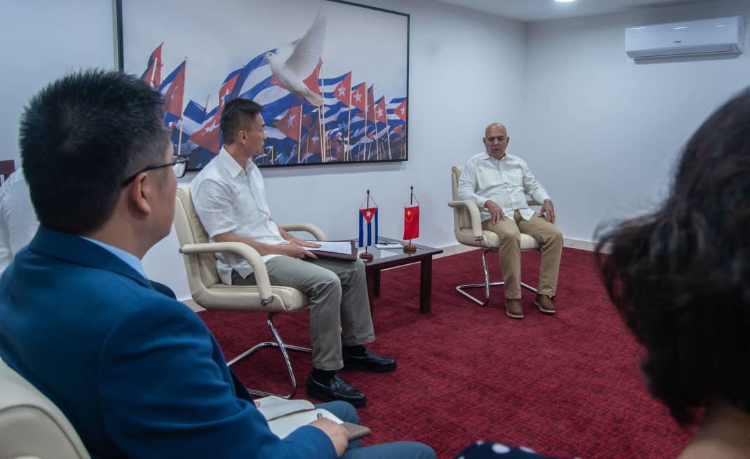 Sostuve cordial encuentro con el nuevo Embajador de la República Popular #China, Hua Xin.  Intercambiamos sobre el excelente estado de los vínculos entre ambos Partidos Comunistas, que constituyen la piedra angular de las relaciones integrales entre ambos países.
