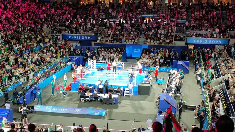 مباشر من استاد رولاند جاروس الذي احتفل بفوز الجزائرية #ايمان_خليف بالميدالية الذهبية الأولمبية 👏🏼🇩🇿