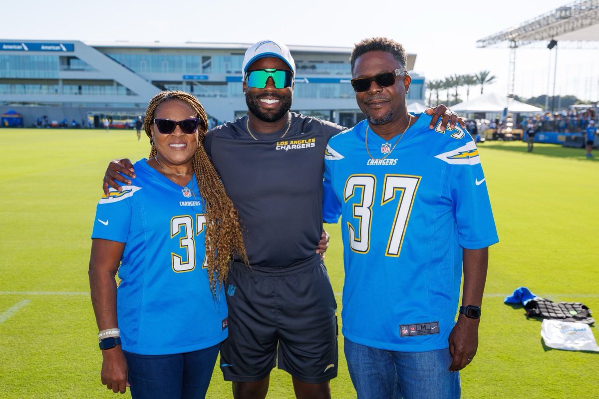 Do_OrAddae37's tweet photo. It’s good to make it, better when your people make it with you ❤️💯🤞🏾
#MyFamily #AddaeGang #FaithFamilyFootball https://t.co/6C5x4ciHoe