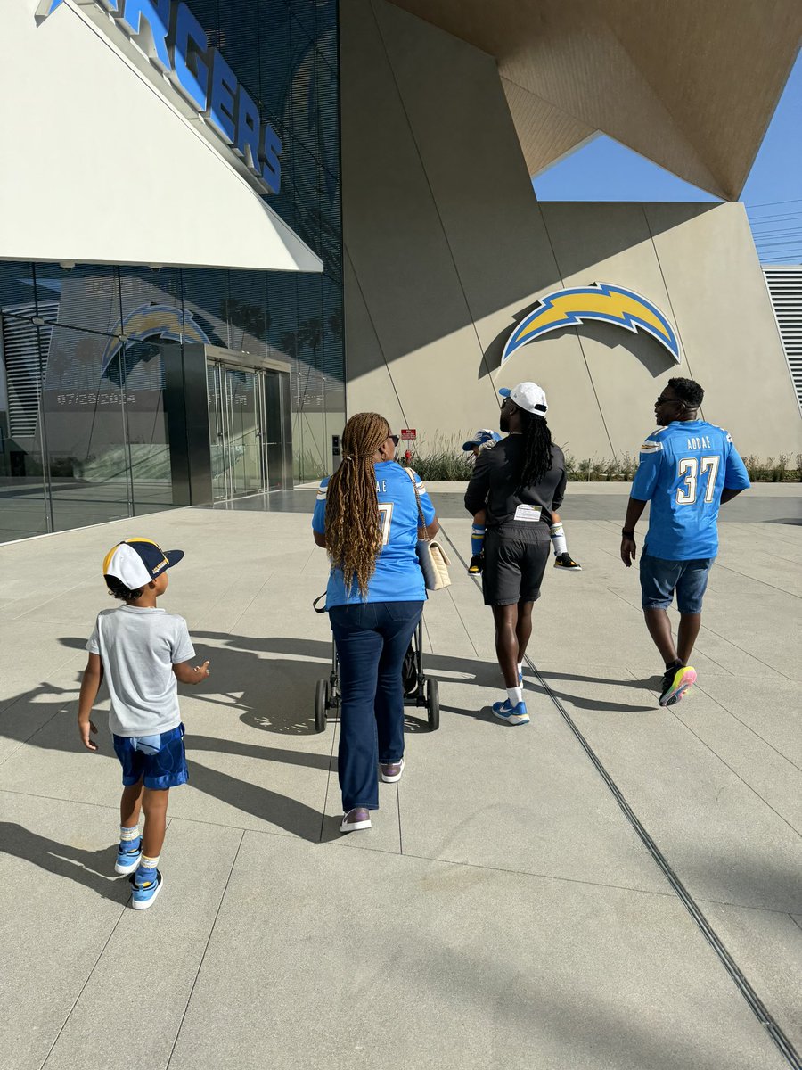 Do_OrAddae37's tweet photo. It’s good to make it, better when your people make it with you ❤️💯🤞🏾
#MyFamily #AddaeGang #FaithFamilyFootball https://t.co/6C5x4ciHoe
