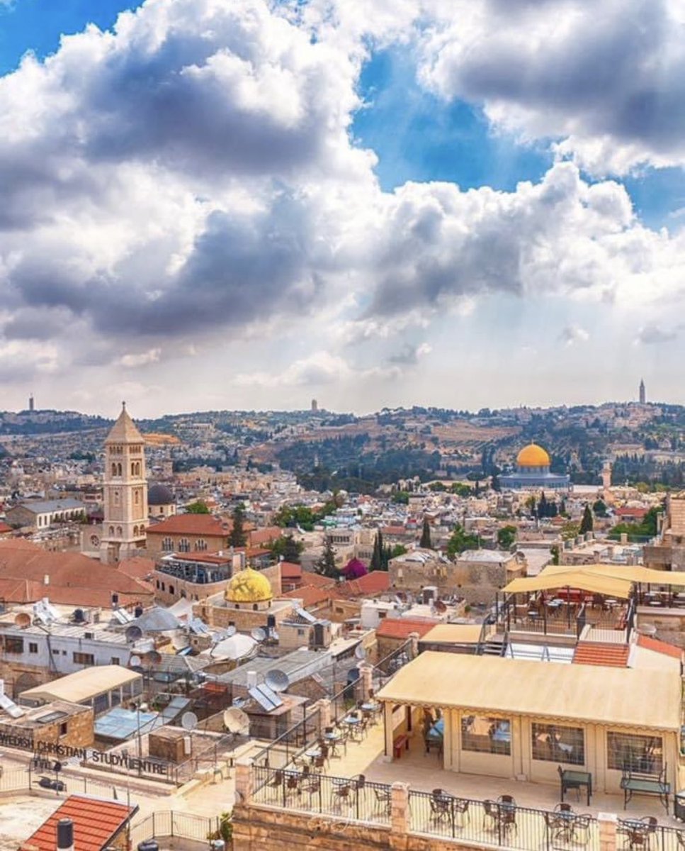 “Jerusalén es el corazón de nuestro corazón, el alma de nuestra alma” - Elie Wiesel

Desde que el Rey David hizo a Jerusalén su capital hace 3.000 años, judíos han vivido en la ciudad de forma ininterrumpida. Incluso cuando imperios extranjeros conquistaron Jerusalén y exiliaron