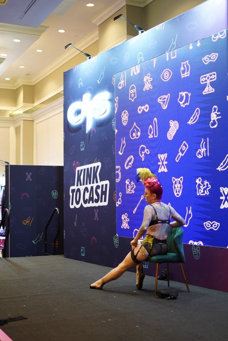 What was your favorite part of the Burlesque Show?   @FetishCon https://t.co/gGmkUqVHAo