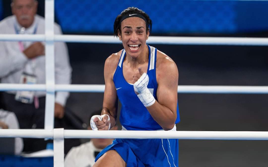 بطلة بكل المقاييس، تفوقت رياضياً وأخلاقيا، أمام الجميع وبإمتيازٍ منقطع النظير. شكراً إيمان على هذه اللحظات التاريخية. 🇩🇿🏅