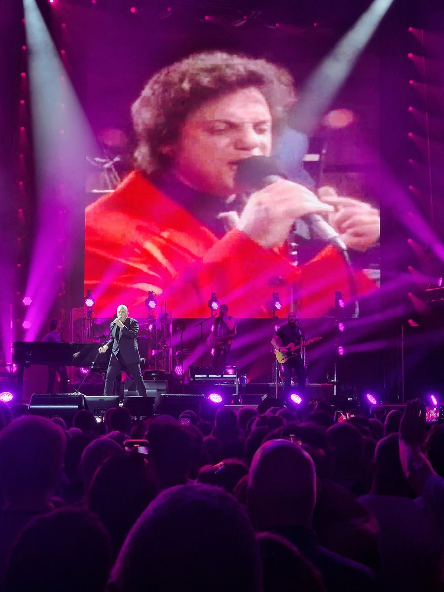 Wow... Just wow.  
What a treat <a href="/paulthatisall/">Paul</a> 
#BillyJoelinCardiff
