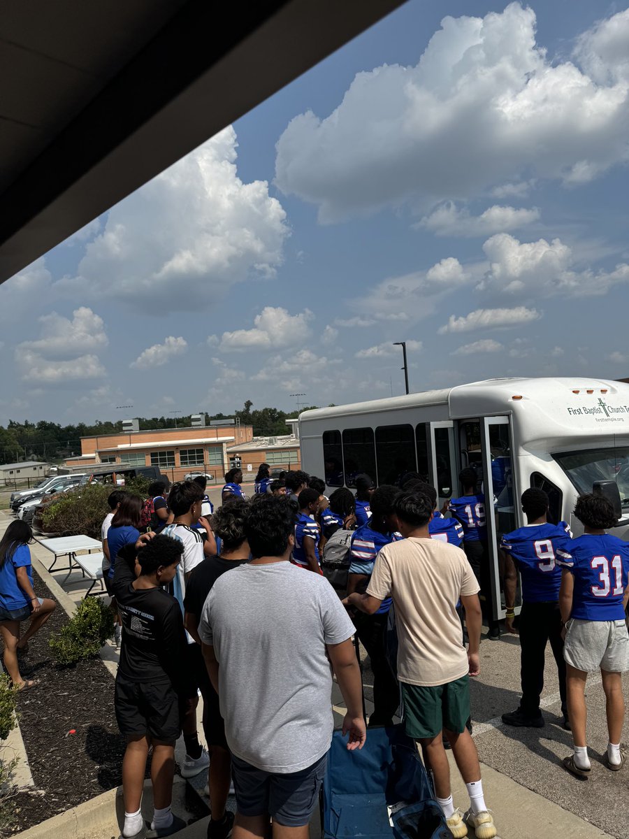 Back Pack Buddy Event at Ralph Wilson. Football, Boy Soccer, Girls Soccer helping out this afternoon. This is community 👇🏻👇🏻👇🏻👇🏻