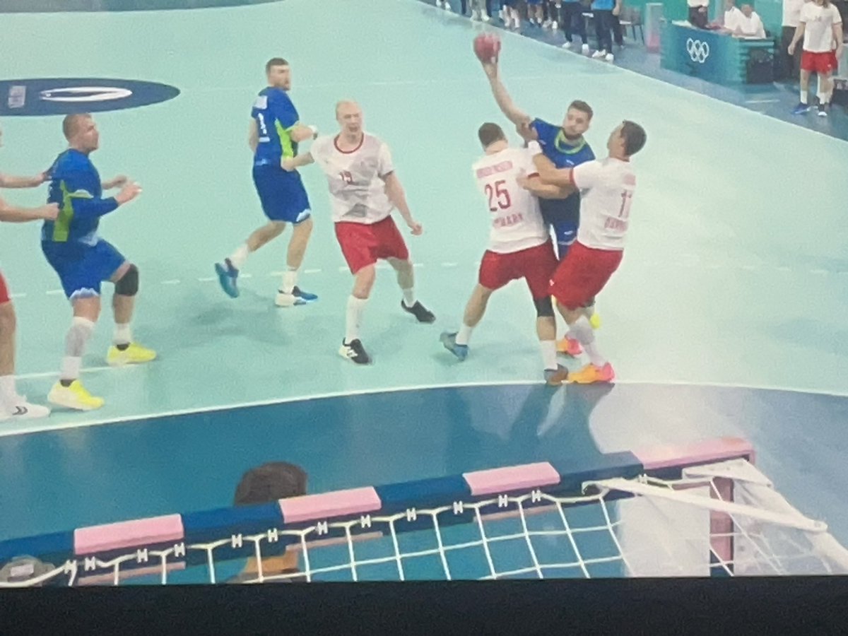 #handball specialists, especially Danish, please advise. Which of these two is a penalty situation?