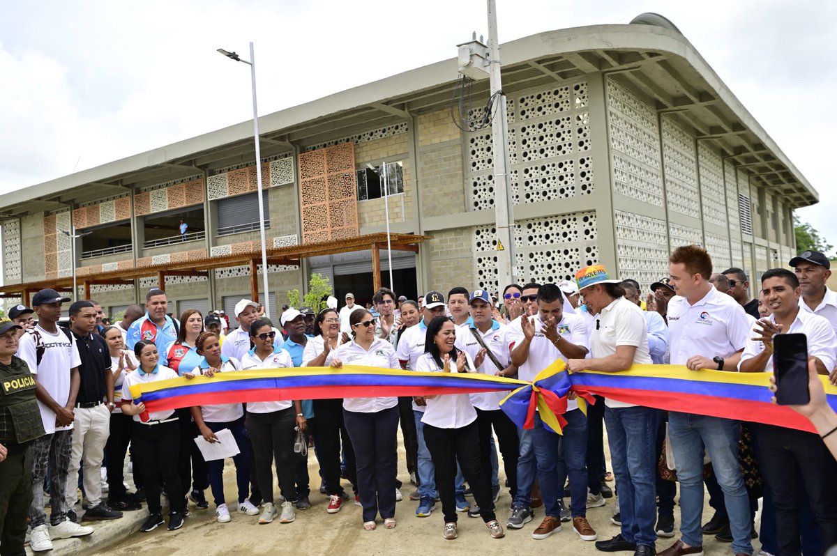 GustavoBolivar's tweet image. ¡FELICIDAD!
Hoy inauguramos la obra No 300 de Prosperidad Social durante el Gobierno Petro. 
Plaza de Mercado en Arboletes. Beneficia a campesinos del Urabá Antioqueño.
Costó 6.600 millones y genera 800 empleos directos y 6.000 indirectos.
RT ¡Y nos faltan 2 años!
Amo…
