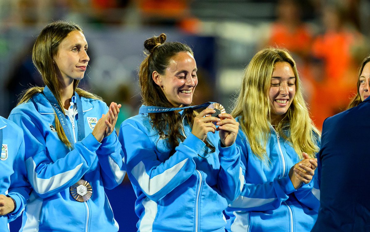 ArgFieldHockey's tweet photo. Que te miren como Euge a la medalla 🤩🇦🇷

📸 FIH | #Paris2024 #Hockey #LasLeonas https://t.co/NgcEDDZX9O