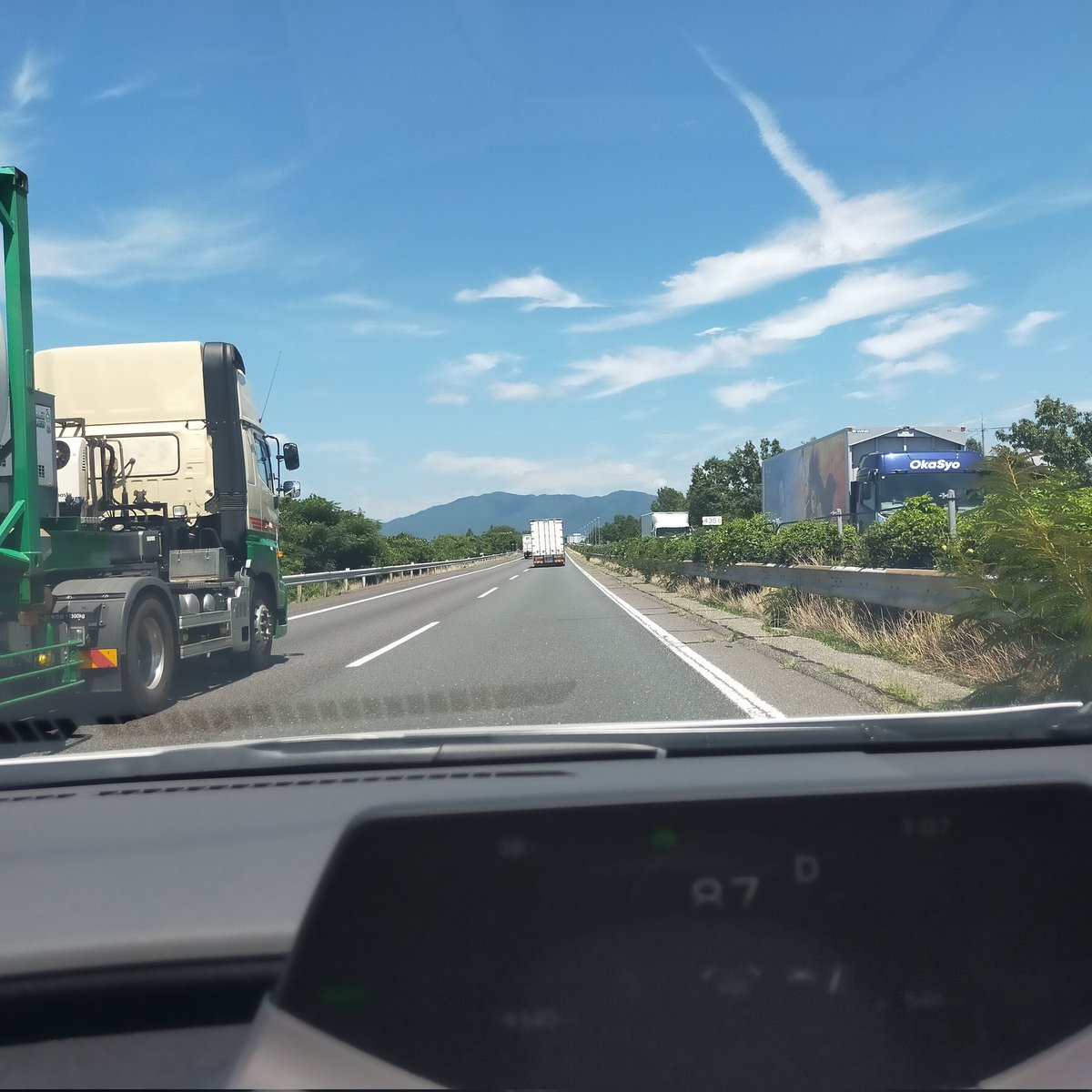 tomorrow1844's tweet photo. 名神高速走行中。こっちは100kmで走りたい。 https://t.co/1E50WLw0GU
