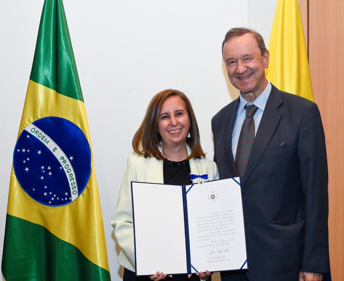 Ayer, 8 de agosto, el embajador de Brasil en Bogotá, Paulo Estivallet de Mesquita, condecoró a la señora 𝐁𝐞𝐚𝐭𝐫𝐢𝐳 𝐌𝐢𝐫𝐚𝐧𝐝𝐚 𝐂𝐨̂𝐫𝐭𝐞𝐬, directora del Instituto de Cultura Brasil-Colombia, con la insignia de la 𝐎𝐫𝐝𝐞𝐧 𝐝𝐞 𝐑𝐢𝐨 𝐁𝐫𝐚𝐧𝐜𝐨.

🧵 1/5