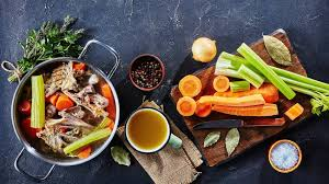 #مرق_العظم وفوائده العديدة :

تم استخدام مرق العظام العلاجي لعدة قرون لمحاربة العديد من الأمراض ويستهلكه الكثير من الناس كمصدر غني بالمواد المغذية.

في الواقع، هذا الحساء عبارة عن سائل مصنوع من غلي عظام الحيوان في الماء لعدة ساعات أو حتى لفترة أطول. عندما تغلي العظام، فإنها تطلق