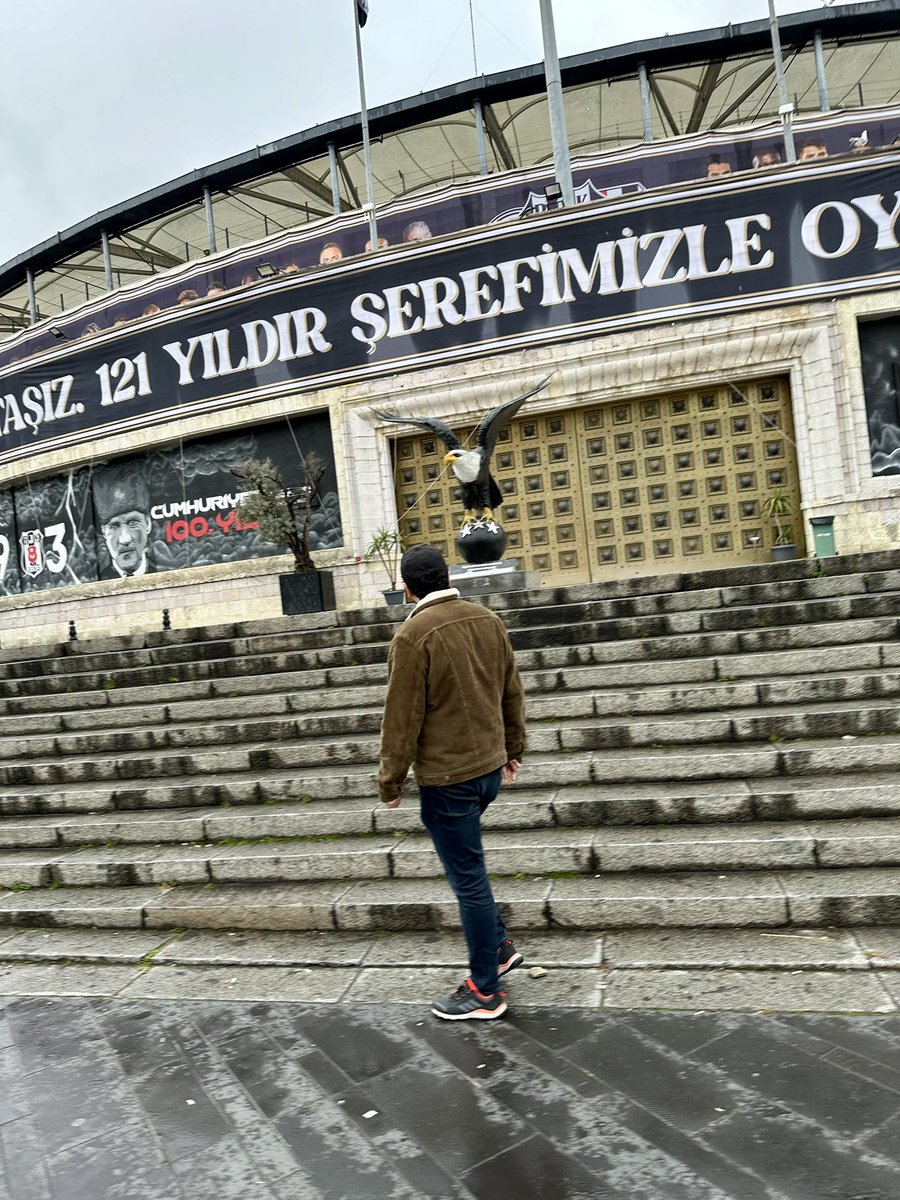 “Bu adam çalışıyor, yorgun argın geliyor, Futbolla da Quaresmanın Beşiktaş günlerinden beri ilgilenmiyor”
#YeniProfilResmi