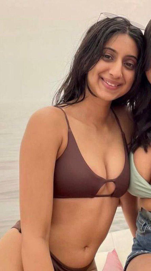 DAmelio_Simp_'s tweet photo. Alisha 23 🤭❤️ someone sent this hot slut for you pervs to pump to 💕 send me your hot irls/mum/sister/gf to be posted 🤭 #wankchat #wankbattle #goon #irl #irls #cum #cock https://t.co/zWsgWaG9mt