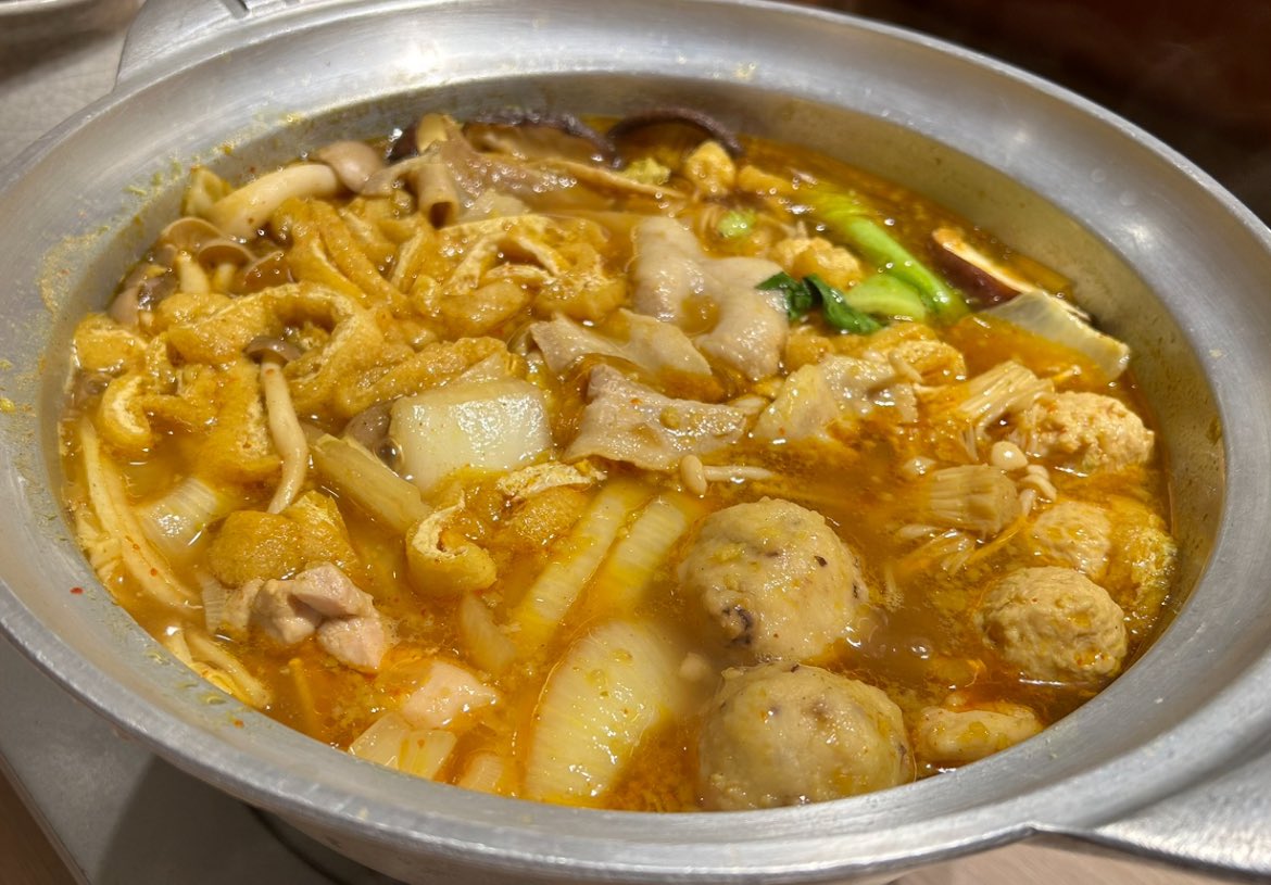 toyoakik's tweet image. &amp;lt;夏のちゃんこ鍋&amp;gt;

両国のちゃんこ鍋店で暑い日に熱々の鍋でスタミナ補給(^^)  8月限定のカレーちゃんこをオーダー♪ 
カレー鍋にはエプロンが必須かも😃

#ちゃんこ鍋
#カレーちゃんこ
#ちゃんこ霧島
#両国江戸NOREN店
#墨田区横網