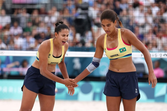 Tão incrível quanto o vôlei de ouro de Duda e Ana Patrícia é a estética anti-fashion que a dupla levou para as areias da Torre Eiffel. E não só pelo uniforme! Nossas atletas quebraram um paradigma sexista das quadras de praia.
