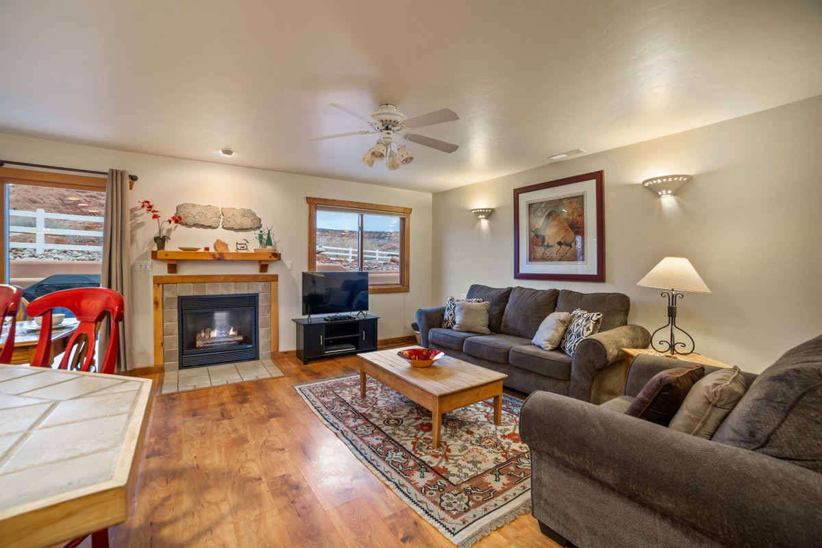 utah_moab's tweet photo. 🏌️‍♂️ Desert Golf Escape is calling! 
Perfect for golf lovers, this townhome offers luxurious amenities and easy access to Moab's top golf courses. Book now for fall! 🌵🔗 https://t.co/TXLSZx4RXk
#GolfGetaway #DesertGolfEscape #MoabMagic #UtahWonders #StayInMoab #LuxuryStay https://t.co/MJmqPBggQ4