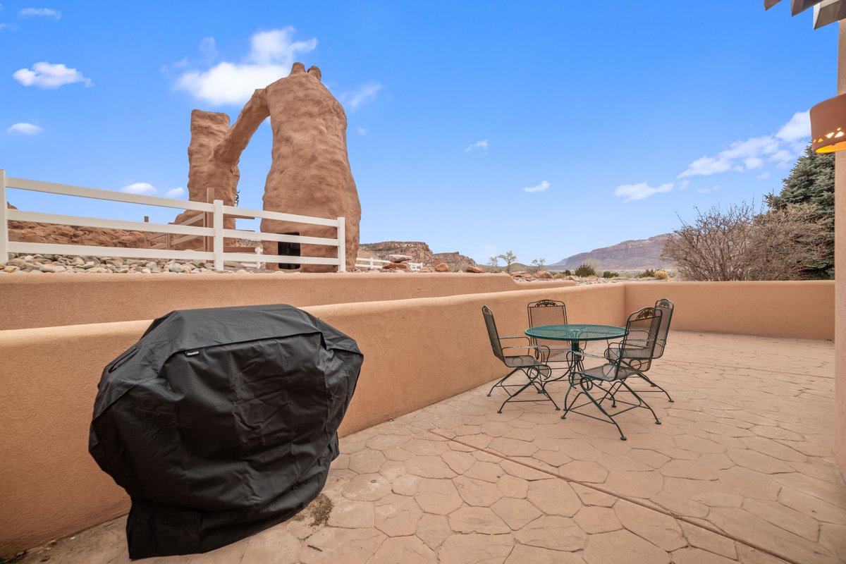 utah_moab's tweet photo. 🏌️‍♂️ Desert Golf Escape is calling! 
Perfect for golf lovers, this townhome offers luxurious amenities and easy access to Moab's top golf courses. Book now for fall! 🌵🔗 https://t.co/TXLSZx4RXk
#GolfGetaway #DesertGolfEscape #MoabMagic #UtahWonders #StayInMoab #LuxuryStay https://t.co/MJmqPBggQ4