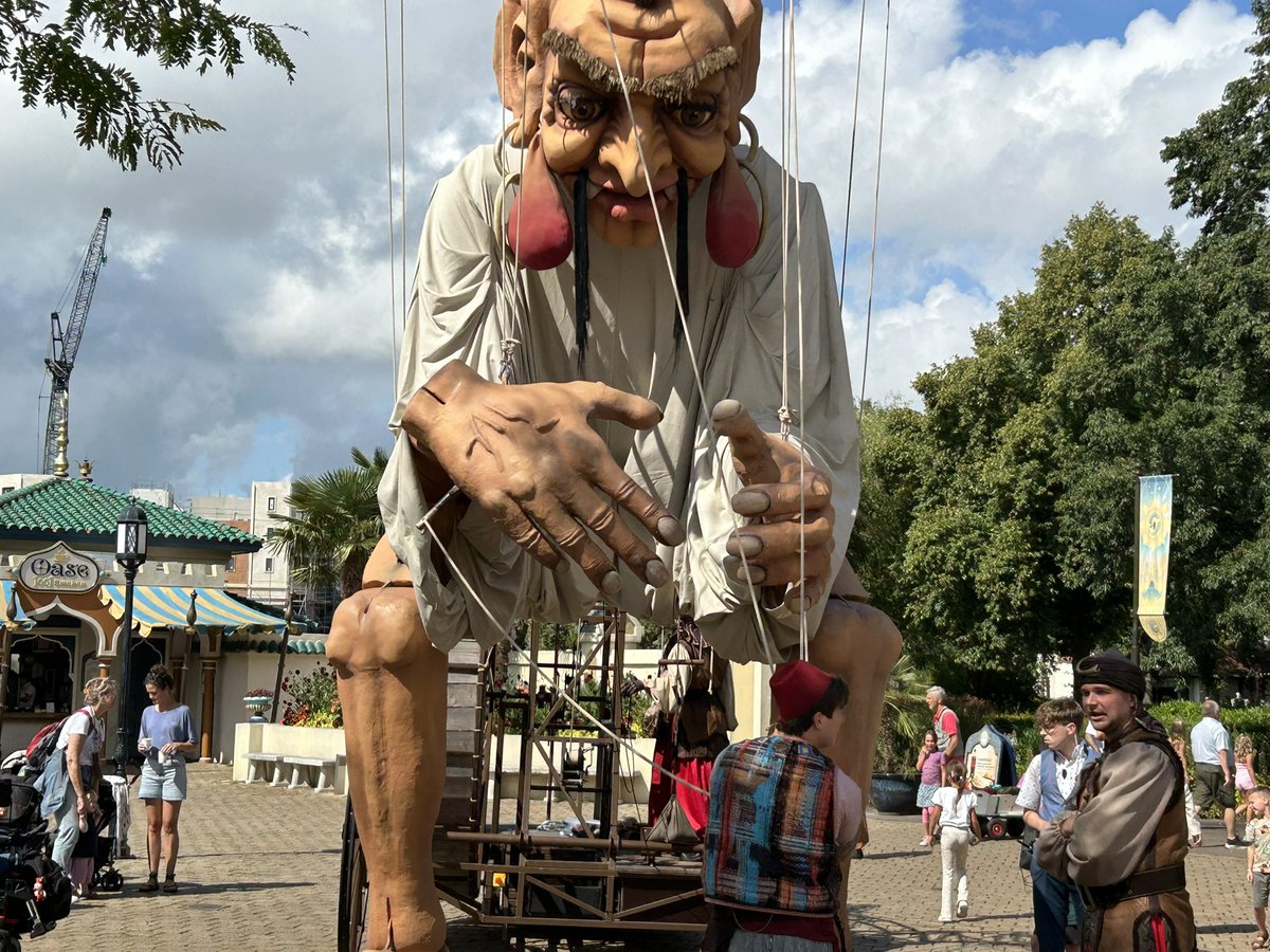KorputStijn's tweet photo. Naar de @efteling geweest. In het #volkvanlaaf in het vernieuwde #lurkenlimoenhuys de nieuwe #laaf #luur gezien. #djinn zijn rechterhand was verdraaid (later weer opgelost). #carnavalfestival https://t.co/gO9z4ZGjjQ