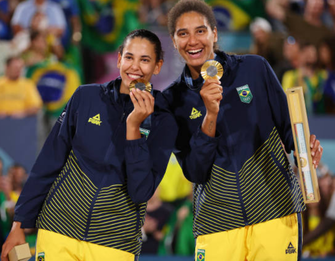 GUktwJSWcAAD8sn?format=png&name=small