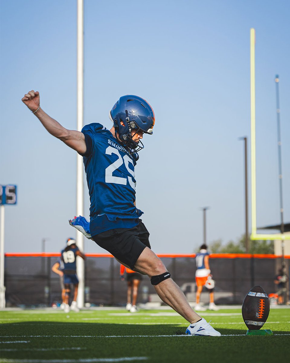 📸 Photo of the Day: Kickin' it at practice <a href="/TateSandell1/">Tate Sandell</a> 

#210TriangleOfToughness
#GTS12 | #BirdsUp 🤙