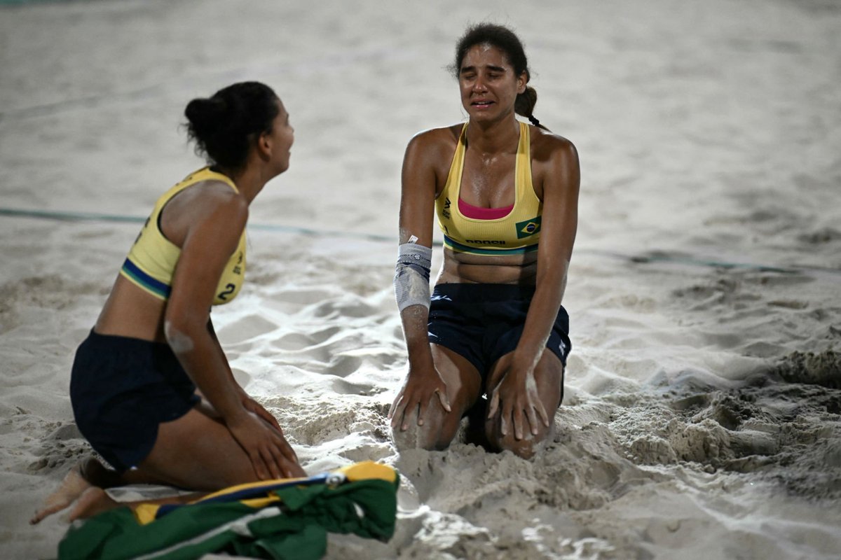 A bandeira na areia, elas de joelhos emocionadas 
🤚🏼 ABSOLUTE CINEMA 🤚🏼