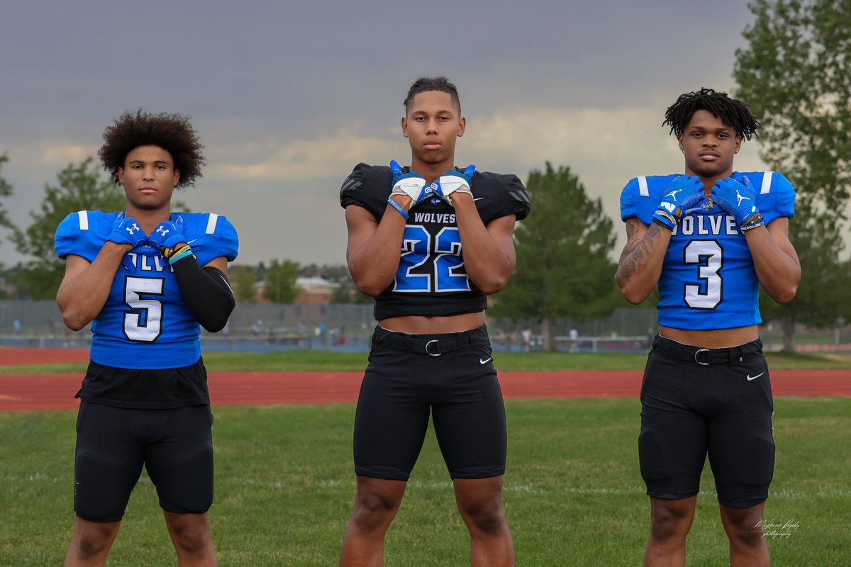 lgdcma's tweet photo. Introducing the Grandview Varsity Running Back Room: #5 Donavon Vernon (Sr) #22 Caleb Llamas (Sr) and #3 Chris Blanks (Jr) Love this Group! Coming to a Stadium near you #packbacks #GVRBS #RTMFO @GHSWolvesFB https://t.co/Mj4JC7NA5K