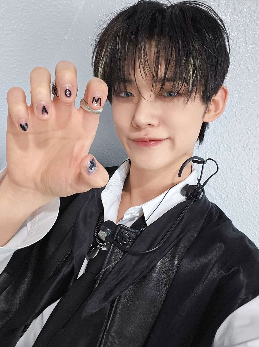 the last deja vu music show performance (you didn’t know about the nails, did you~?) hehehe