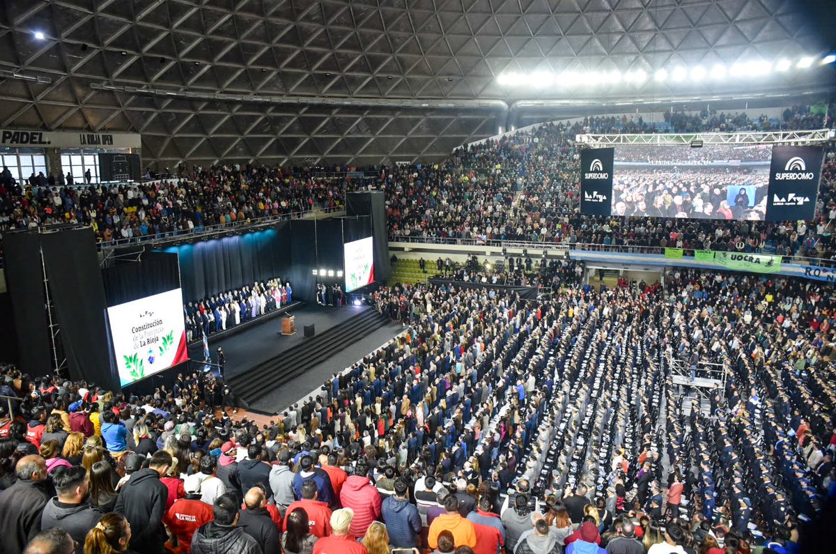 Agradezco de todo corazón al pueblo riojano por ser parte de este momento histórico en el Superdomo, donde junto a nuestro gobernador <a href="/QuintelaRicardo/">Ricardo Quintela</a> juramos la nueva Constitución.

Renta Básica Universal, Paridad de Género, Servicios Básicos Esenciales, Derechos de 4ta