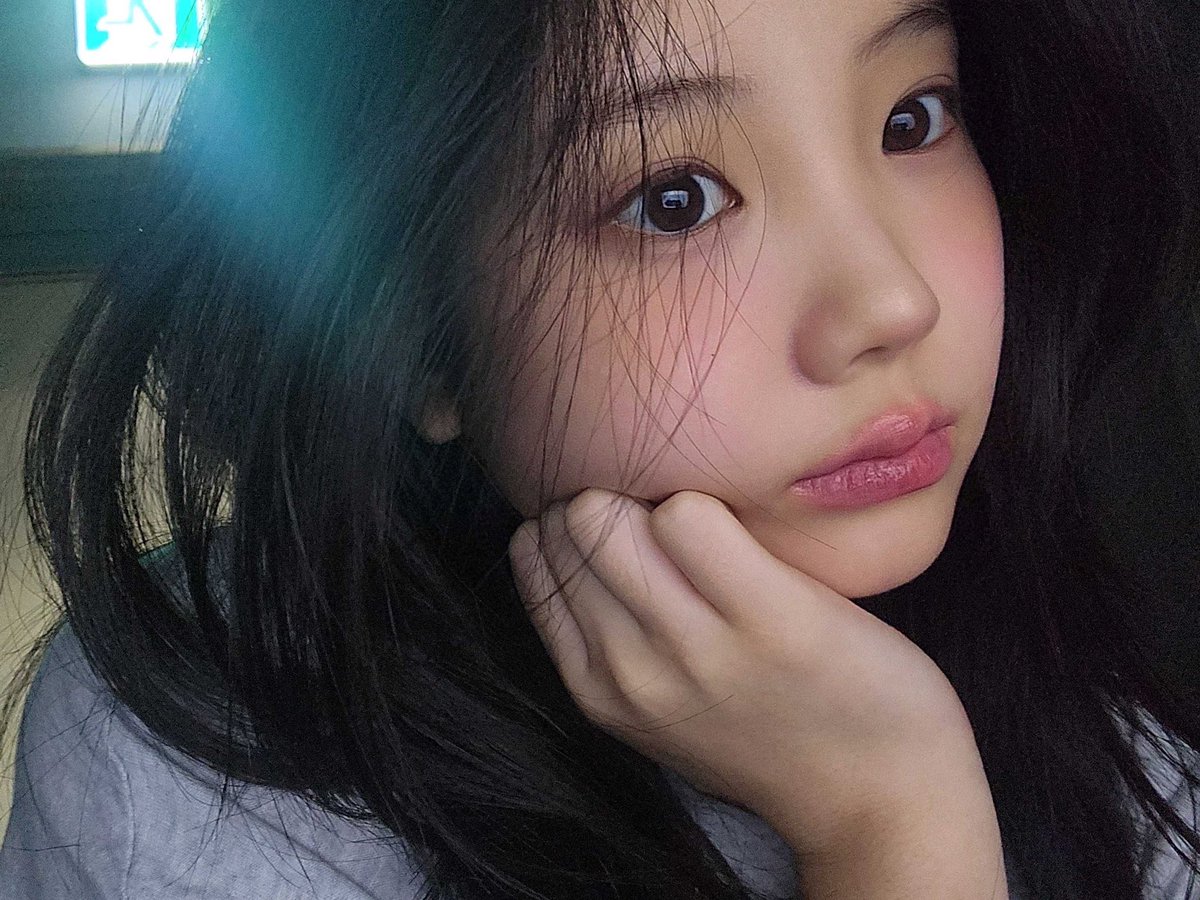 여러분을 위한 나의 일상의 귀여움! 오늘 내 셀카 마음에 들었나요? 자려고 할 때 사진을 찍었는데, 요즘 여러 가지 활동으로 많이 피곤했어요ㅜㅜ 다들 푹 쉬는 것 잊지 마세요!