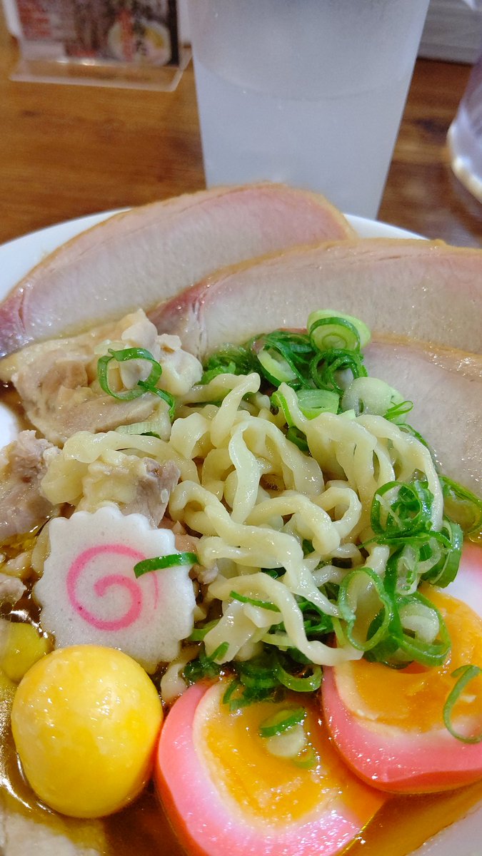 time_in_tomo's tweet photo. 今日は立川ラーメンスクエアーで初めて食べた新旬屋本店の「金の鶏中華スペシャル」を食べてみました❗スープは甘めで胡椒を２袋入れましたが胡椒が負けてしまう感じでしたね調味料は別のテーブルに置いてありました。

＃立川ラーメンスクエア
＃ラーメン https://t.co/s2Udp3vDJC