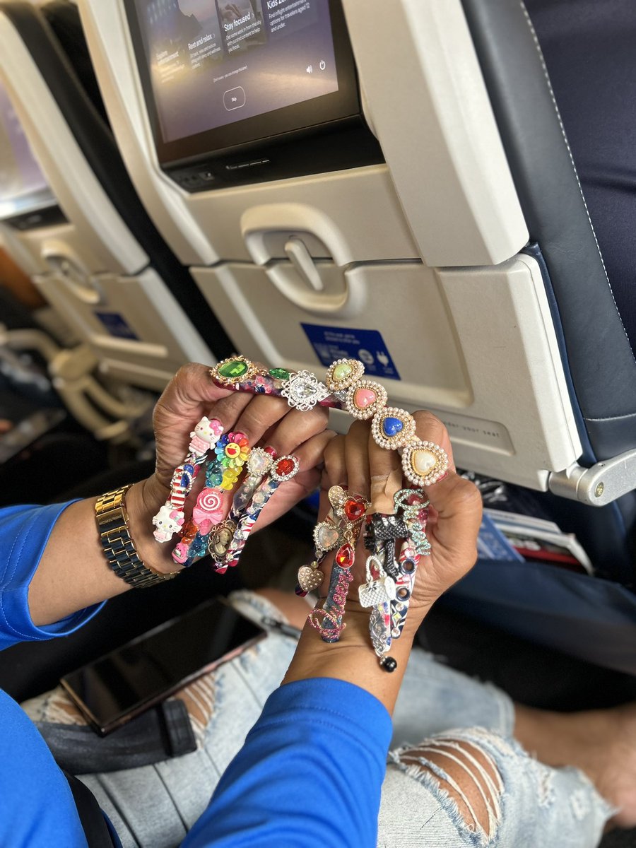 for001ever's tweet photo. the woman on the plane next to my dad https://t.co/FRaLf5oDlN